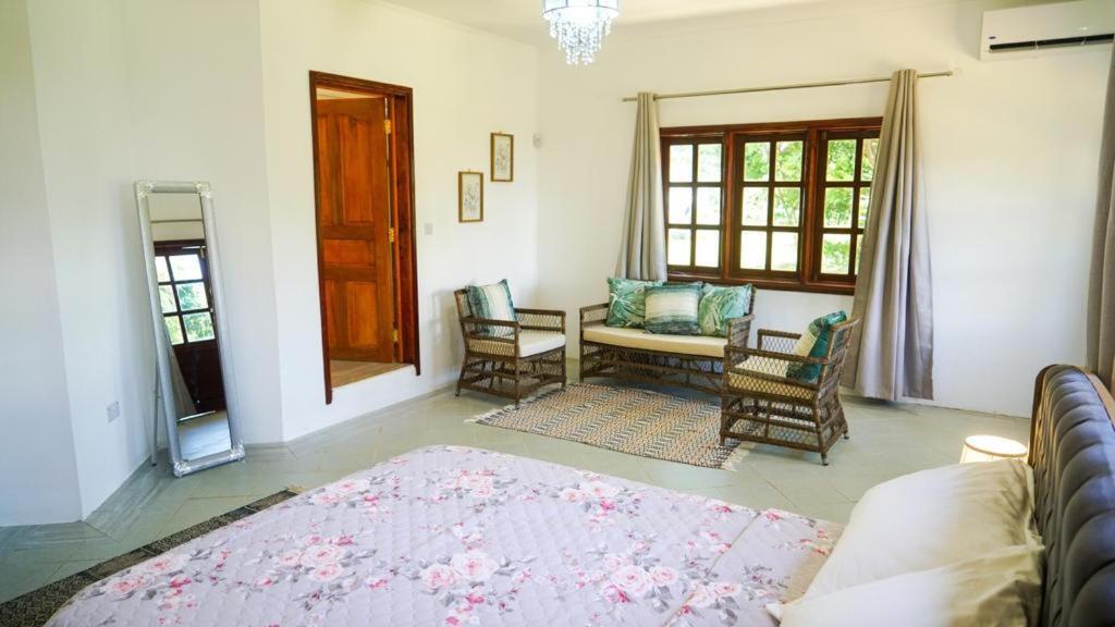 Hotel Ogumka, Self catering , Beoliere, Mahe Victoria Exterior foto